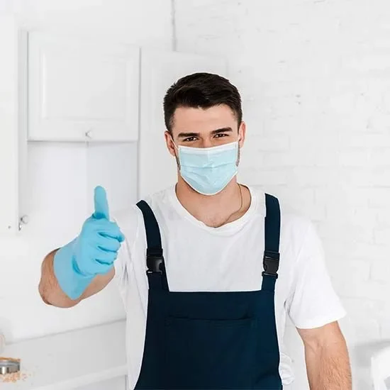 Técnico aplicando desratización exterior en local comercial — PlagasCero